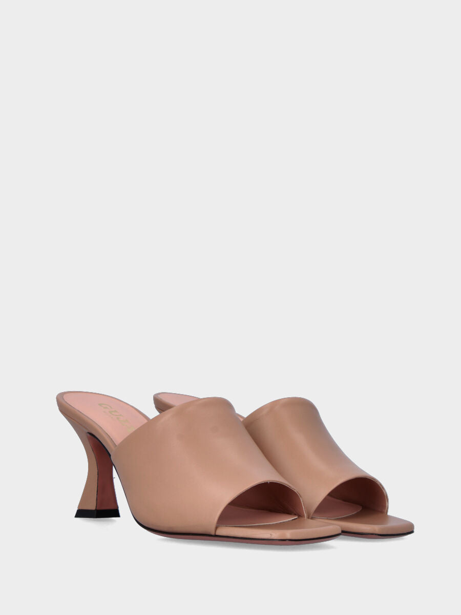 Ciabattina beige in pelle con fascia e tacco incavato