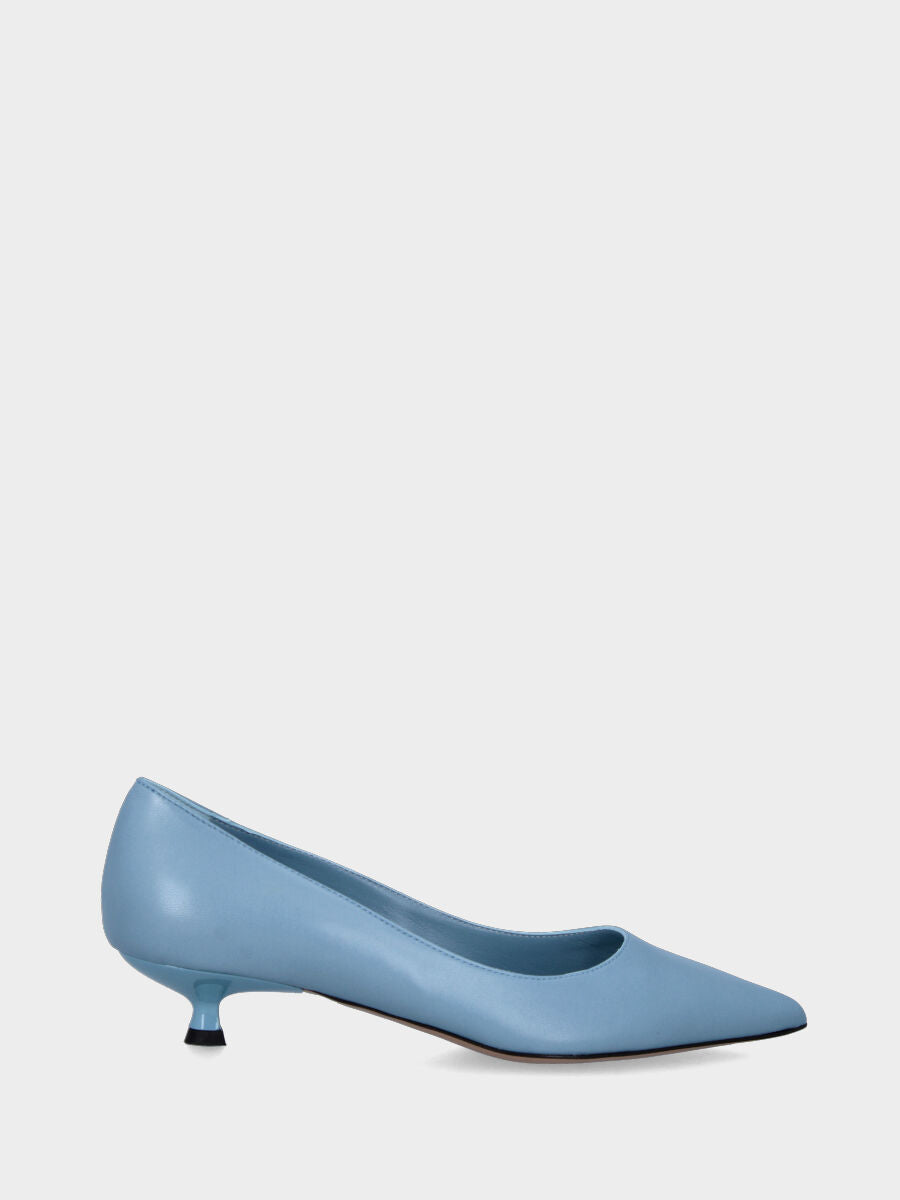 Décolleté azzurra in pelle con tacco a rocchetto