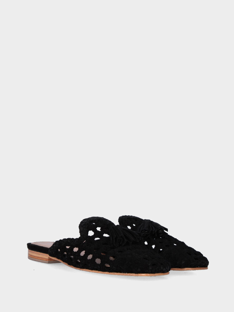 Sabot nero in pelle intrecciata e traforata con nappine