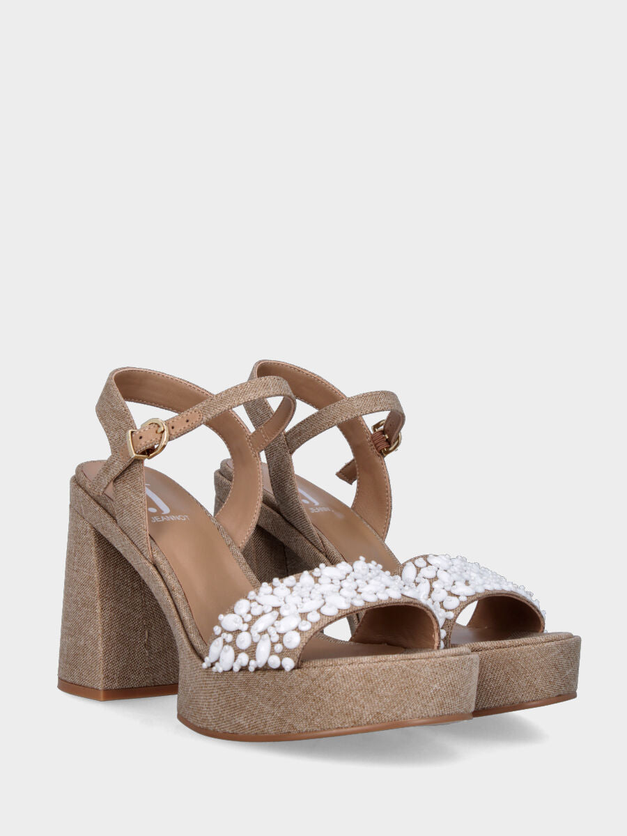 Sandalo beige in tessuto con perline bianche