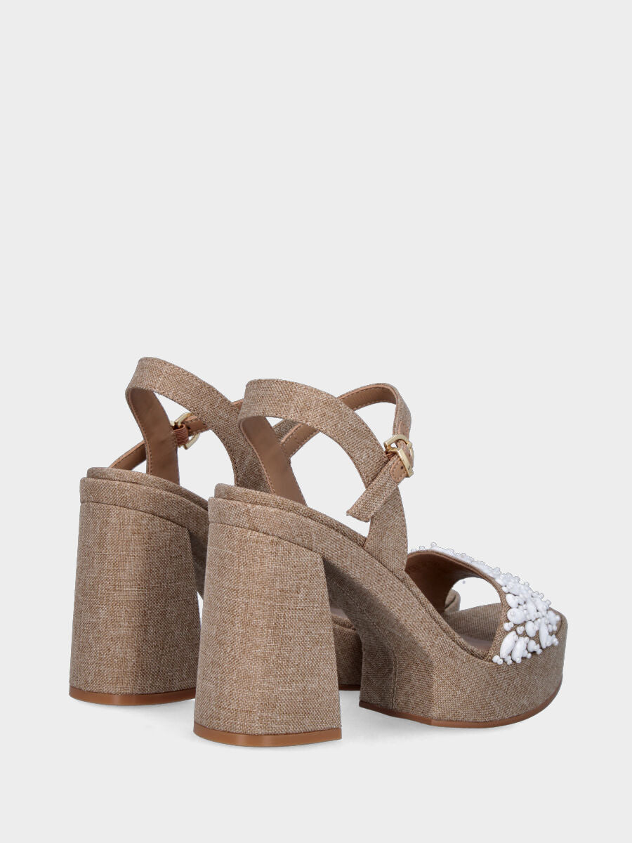 Sandalo beige in tessuto con perline bianche