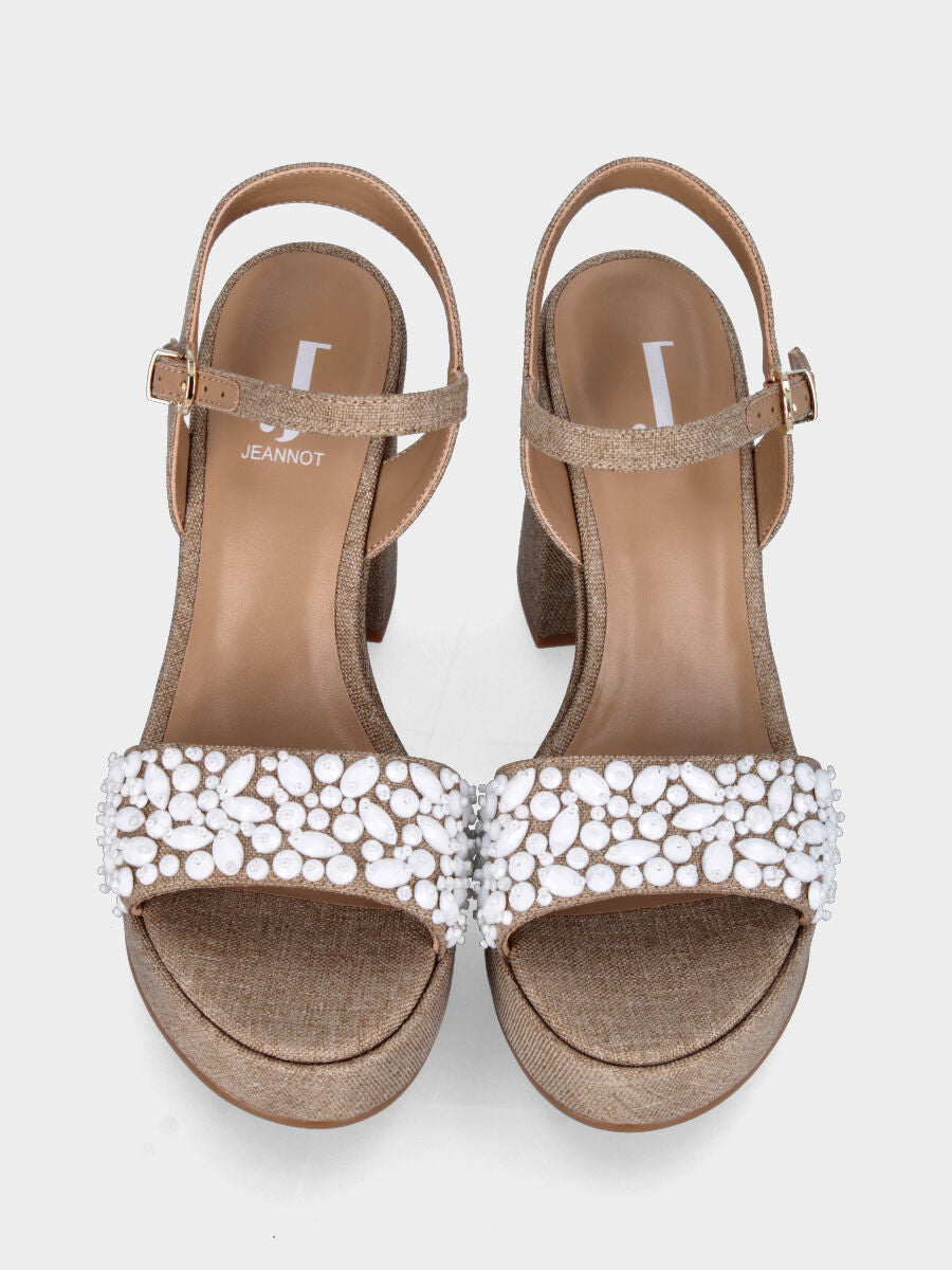 Sandalo beige in tessuto con perline bianche
