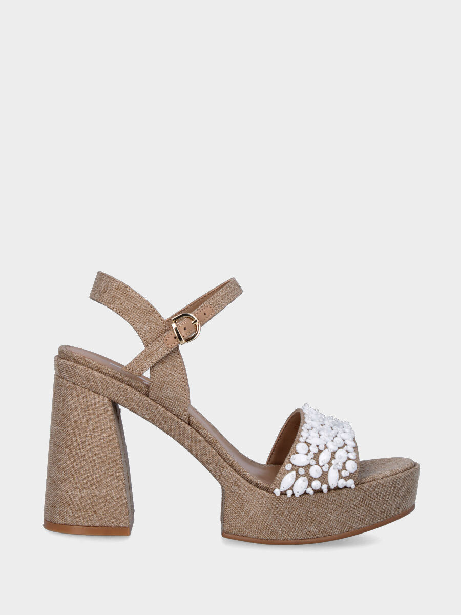 Sandalo beige in tessuto con perline bianche
