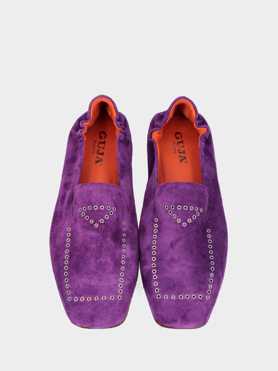 Pantoufle violette en cuir avec œillets