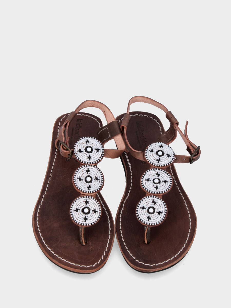 Flip-Flop in Dunkelbraun mit weißen Perlenknöpfen