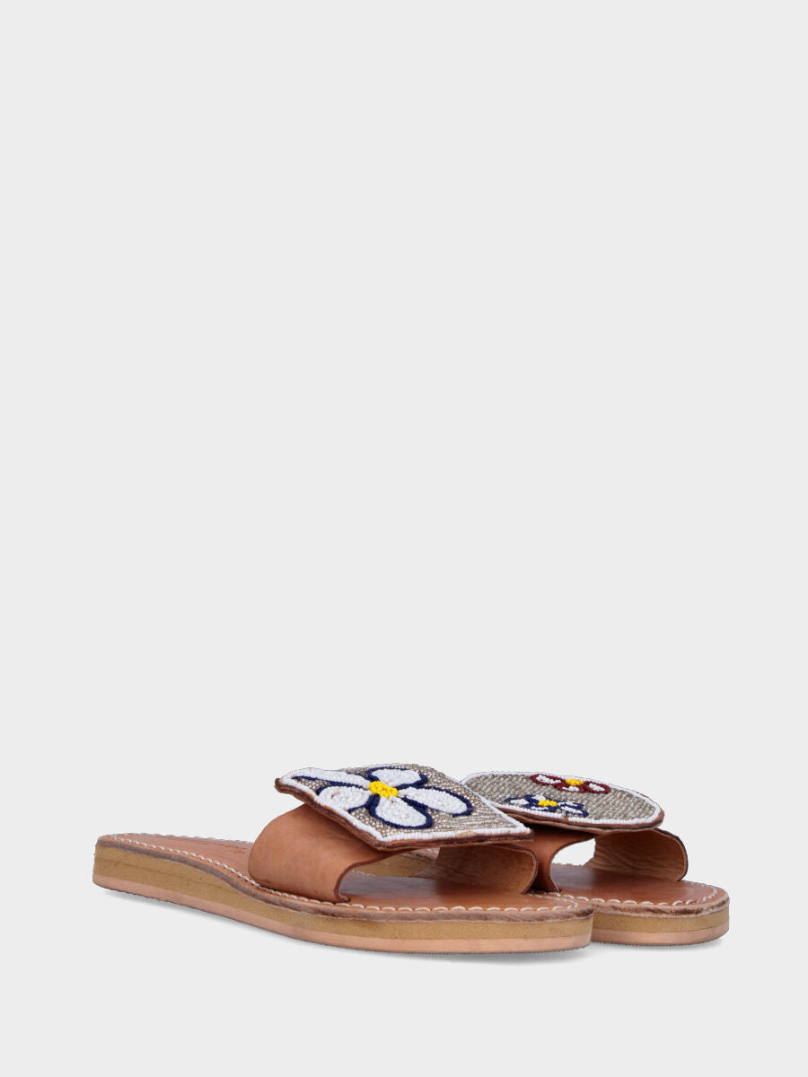 Ciabattina beige in pelle con forme geometriche di perline a fiori