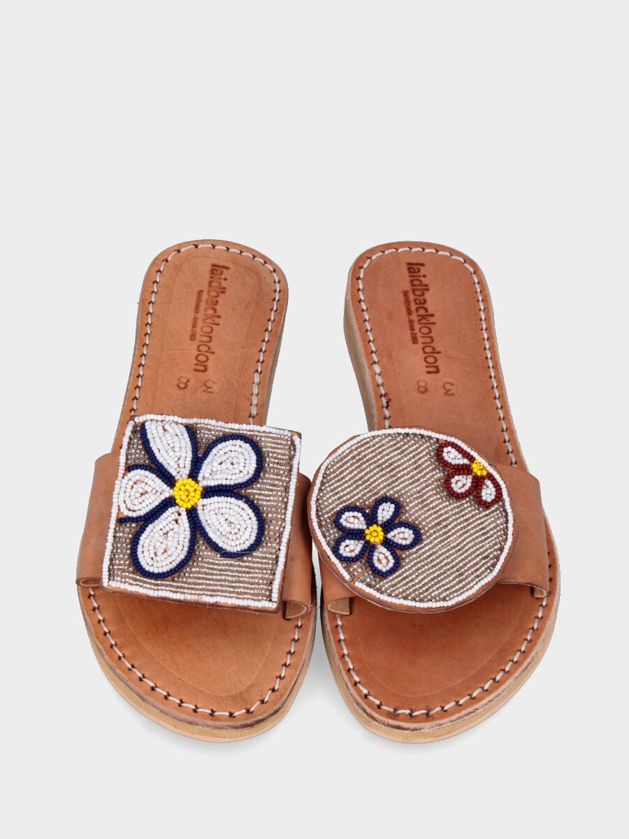 Ciabattina beige in pelle con forme geometriche di perline a fiori