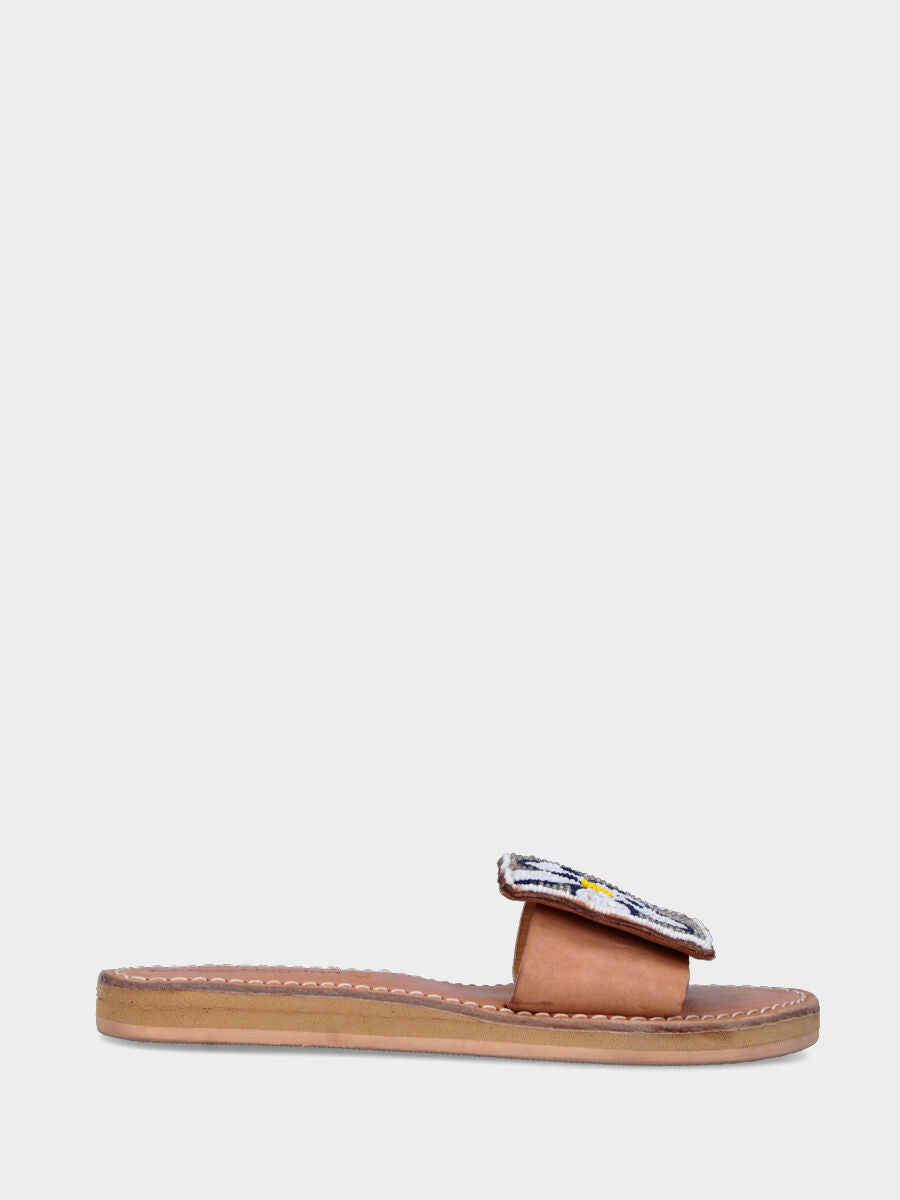 Ciabattina beige in pelle con forme geometriche di perline a fiori