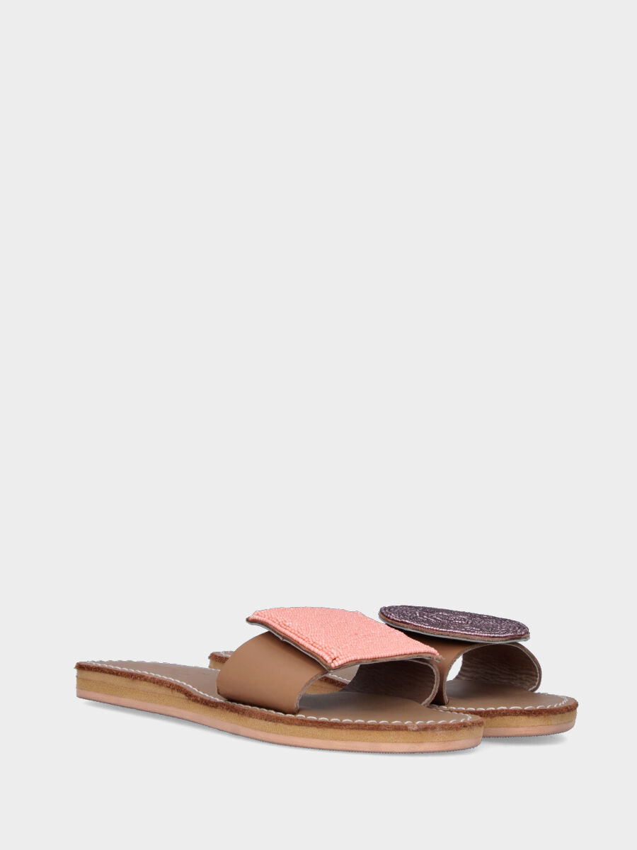 Beige Leder-Ciabattina mit geometrischen Perlenformen