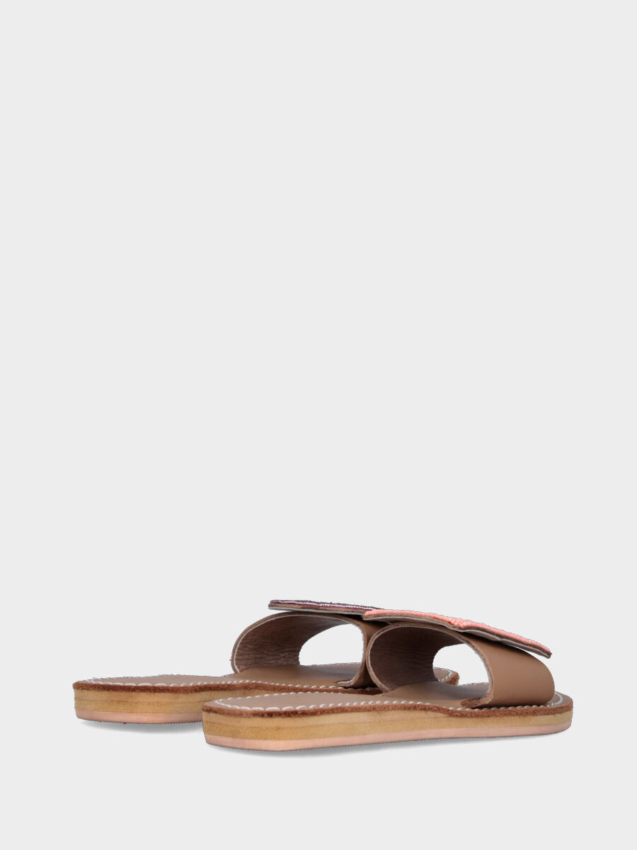 Ciabattina beige in pelle con forme geometriche di perline