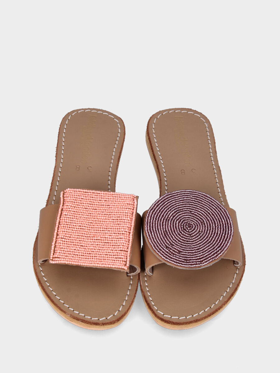 Ciabattina beige in pelle con forme geometriche di perline