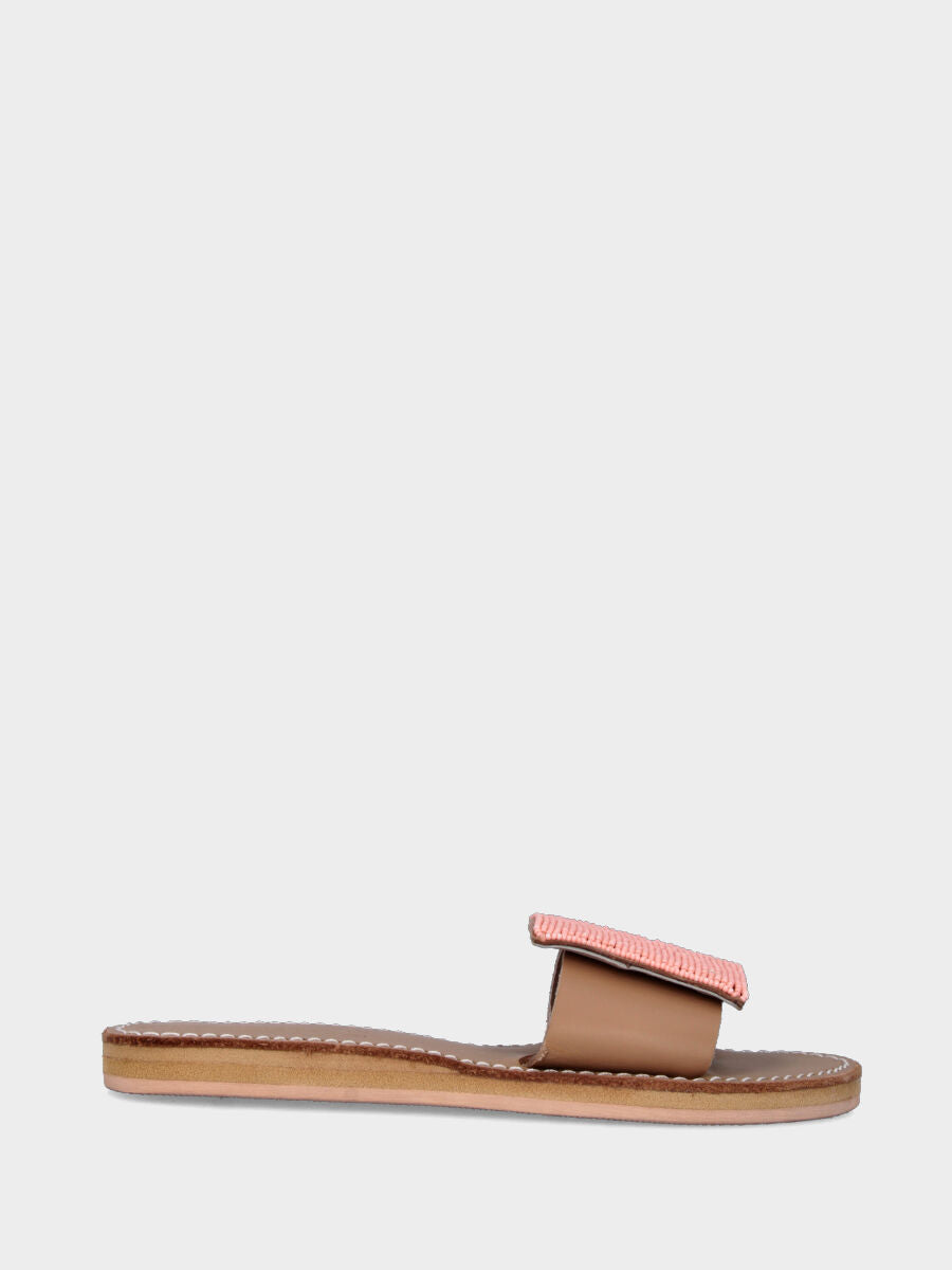 Ciabattina beige in pelle con forme geometriche di perline