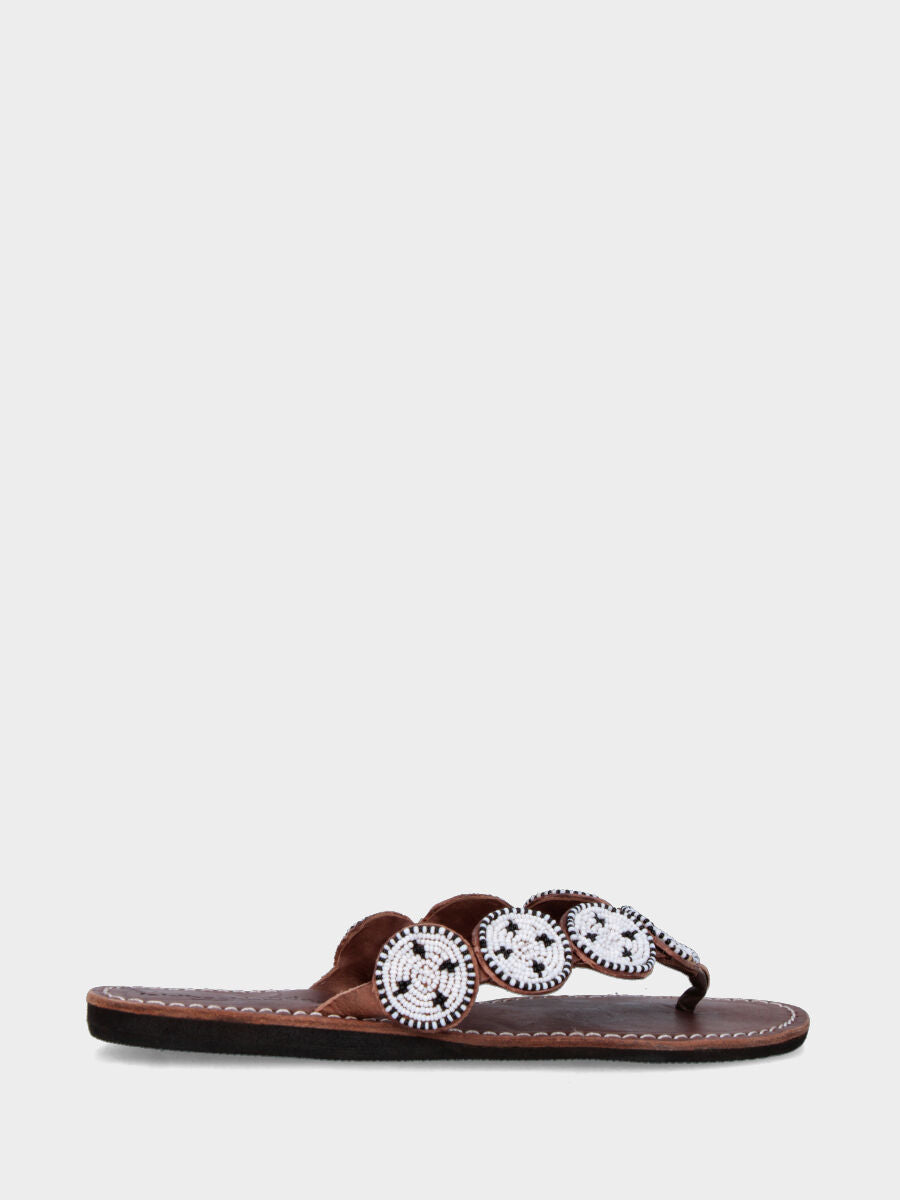 Sandale tongs marron foncé avec perles blanches