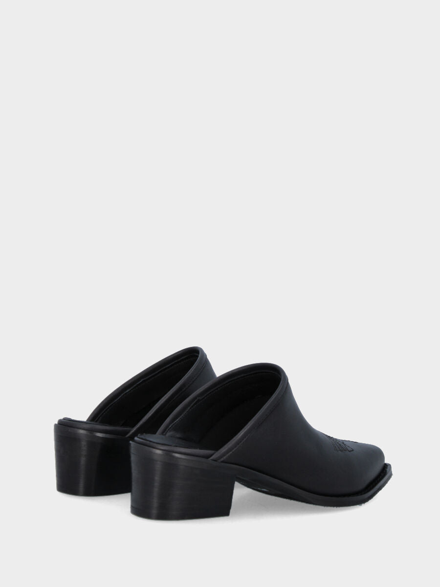 Sabot noir en cuir avec broderies à l'avant