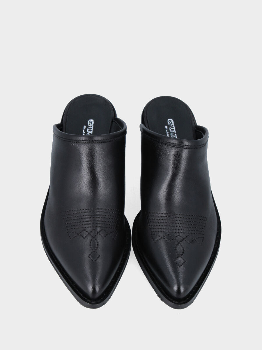 Sabot noir en cuir avec broderies à l'avant