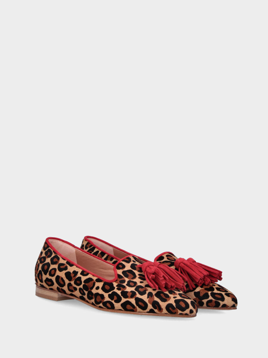Pantoffel mit Animal-Print aus Leder mit roten Quasten