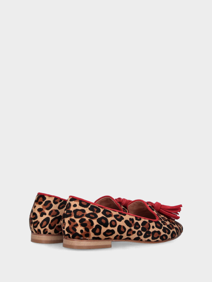Pantoffel mit Animal-Print aus Leder mit roten Quasten