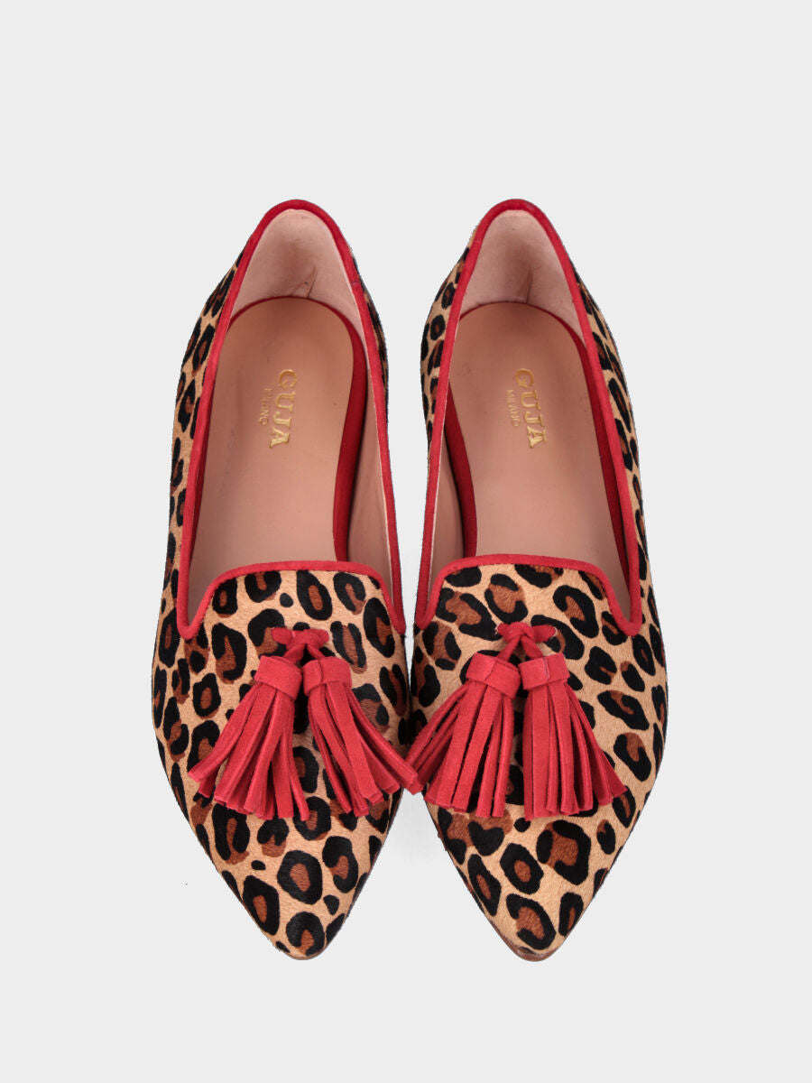 Pantoffel mit Animal-Print aus Leder mit roten Quasten