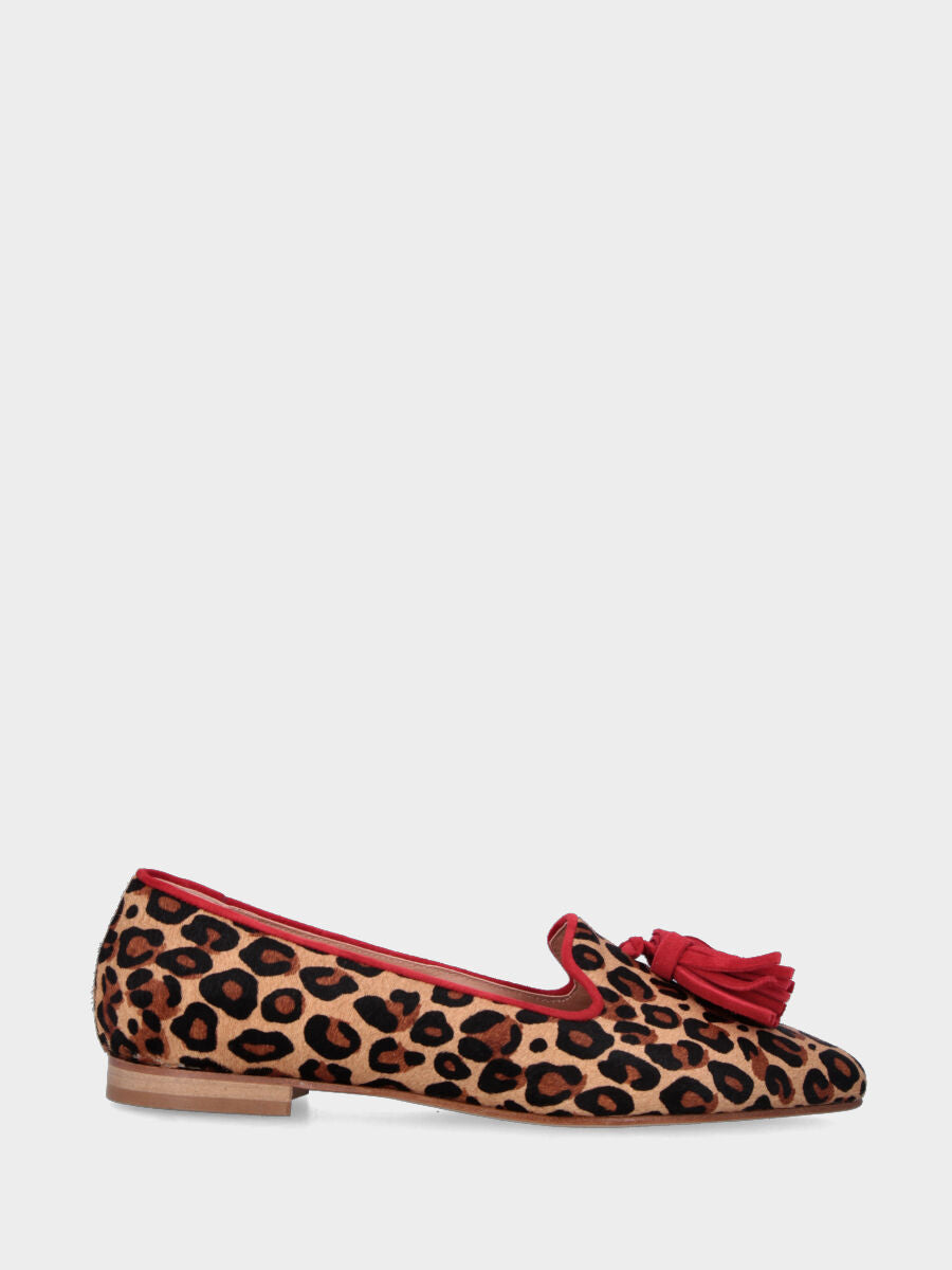 Pantoffel mit Animal-Print aus Leder mit roten Quasten
