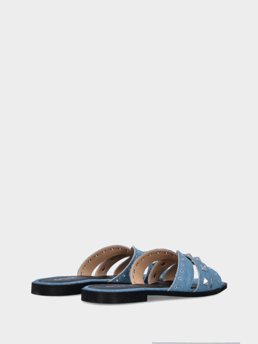 Ciabattina azzurra in pelle con borchie