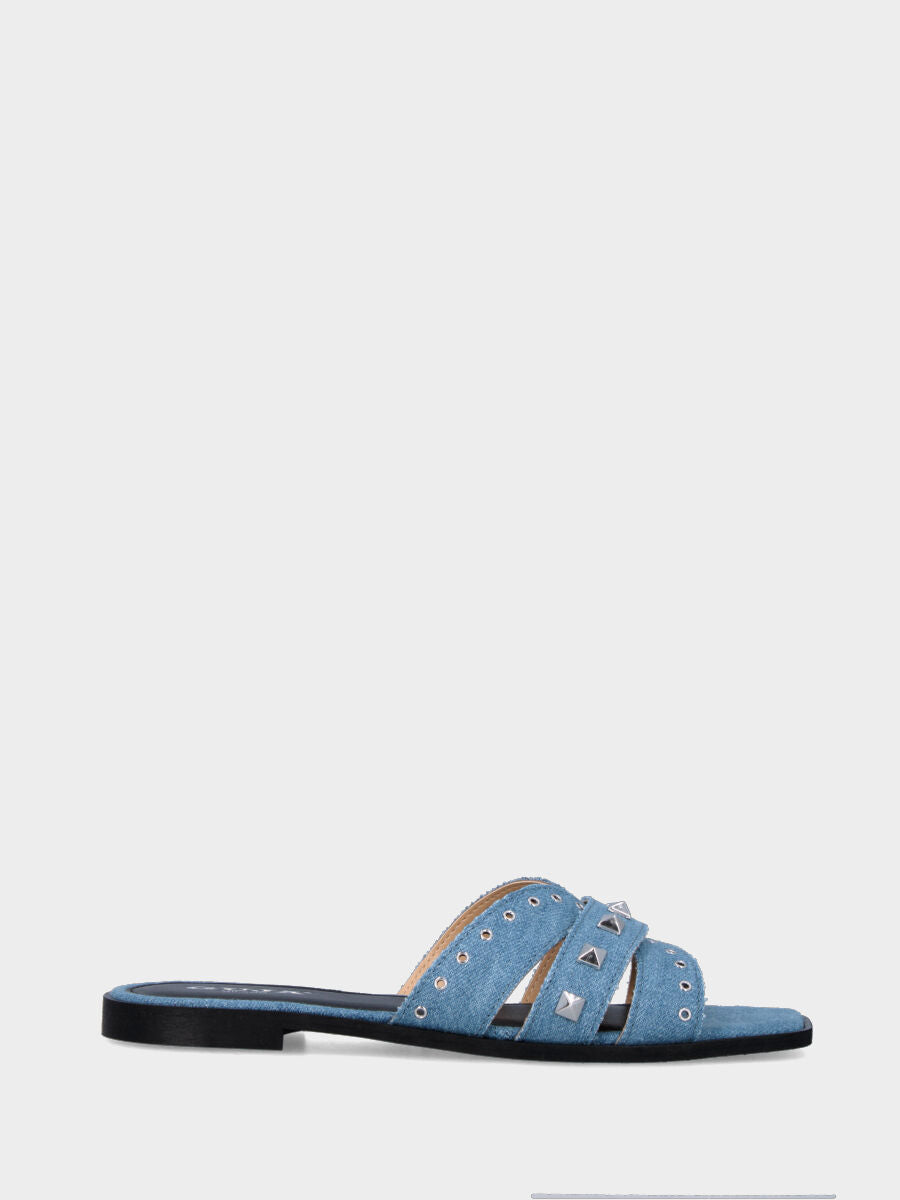 Ciabattina azzurra in pelle con borchie
