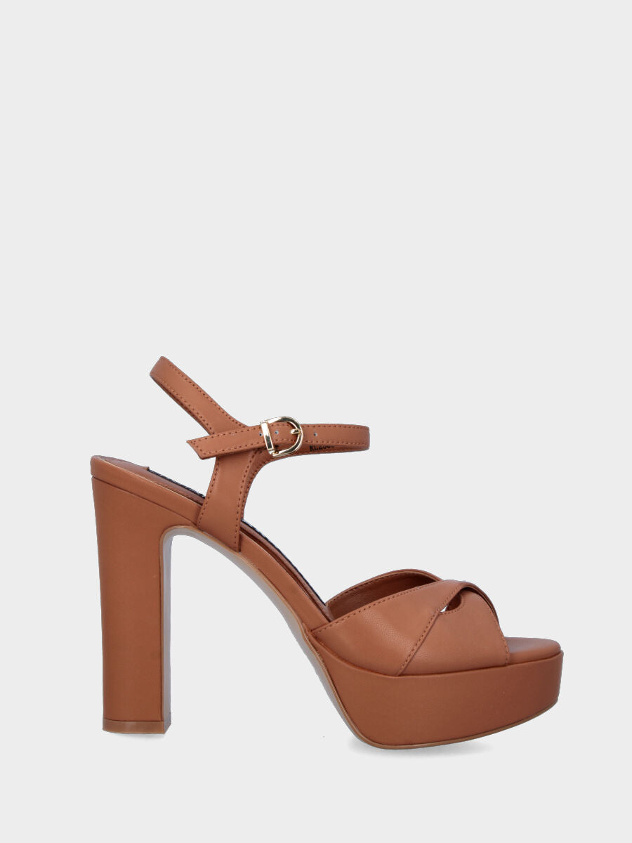 Leather sandal with crossed straps and platform