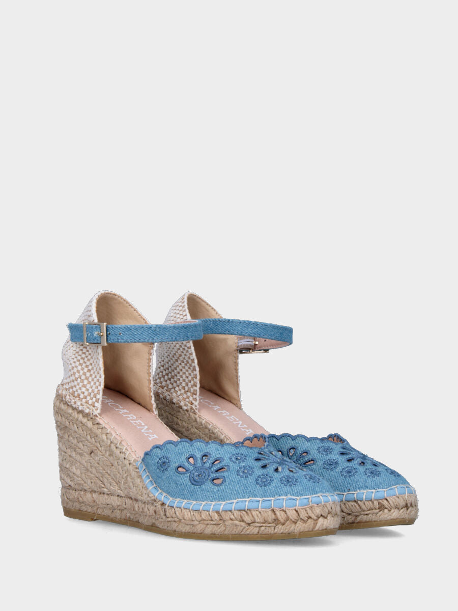 Blaue Bäuerin aus Stoff mit durchbrochenen Blumenmuster