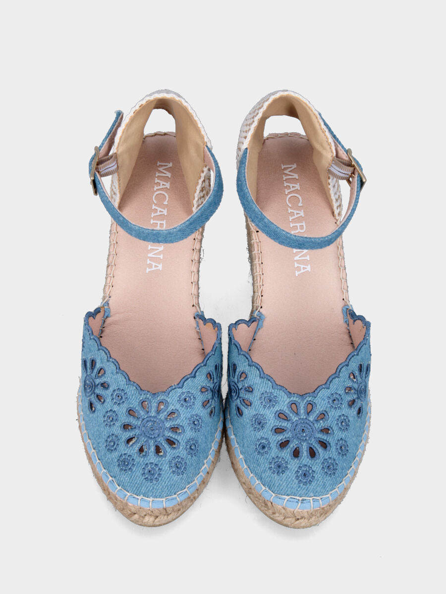 Blaue Bäuerin aus Stoff mit durchbrochenen Blumenmuster