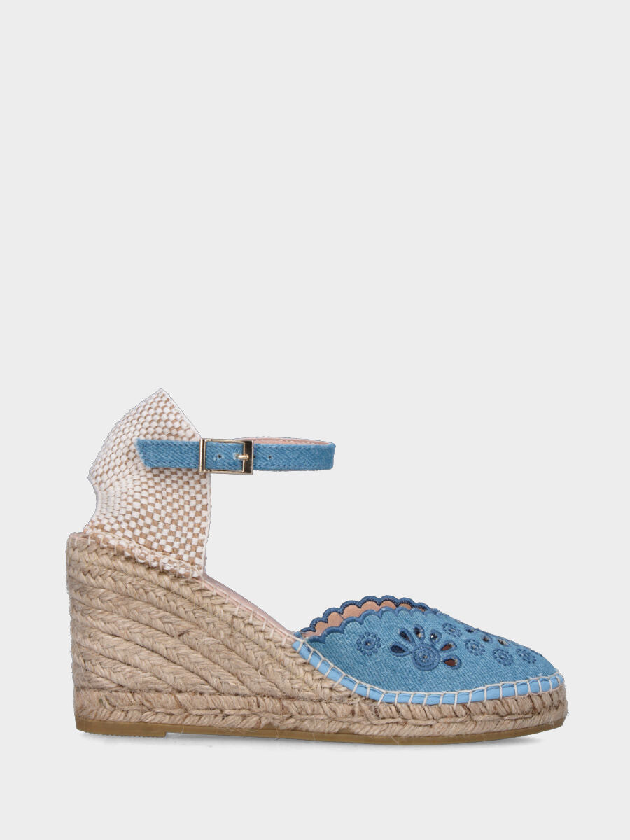 Blaue Bäuerin aus Stoff mit durchbrochenen Blumenmuster