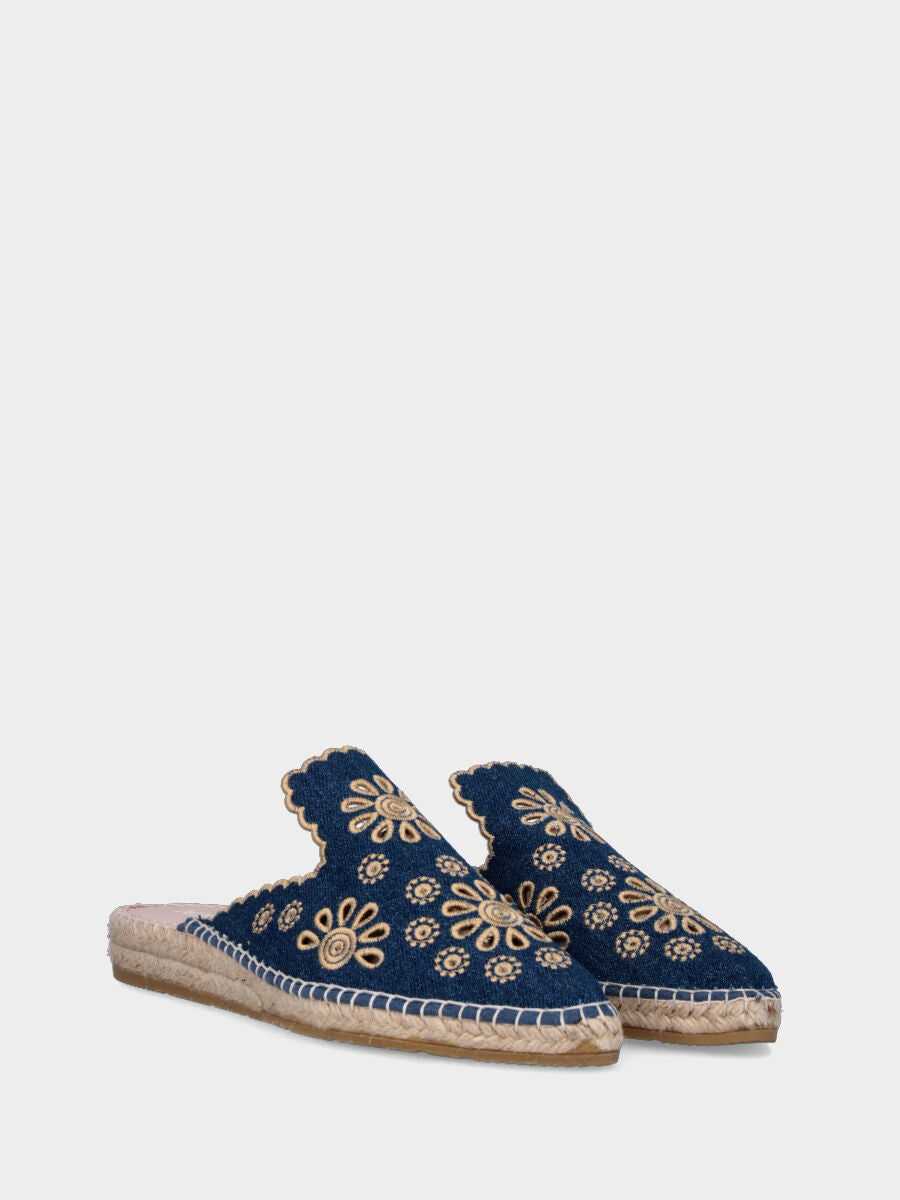 Sabot bleu en tissu avec fleurs perforées