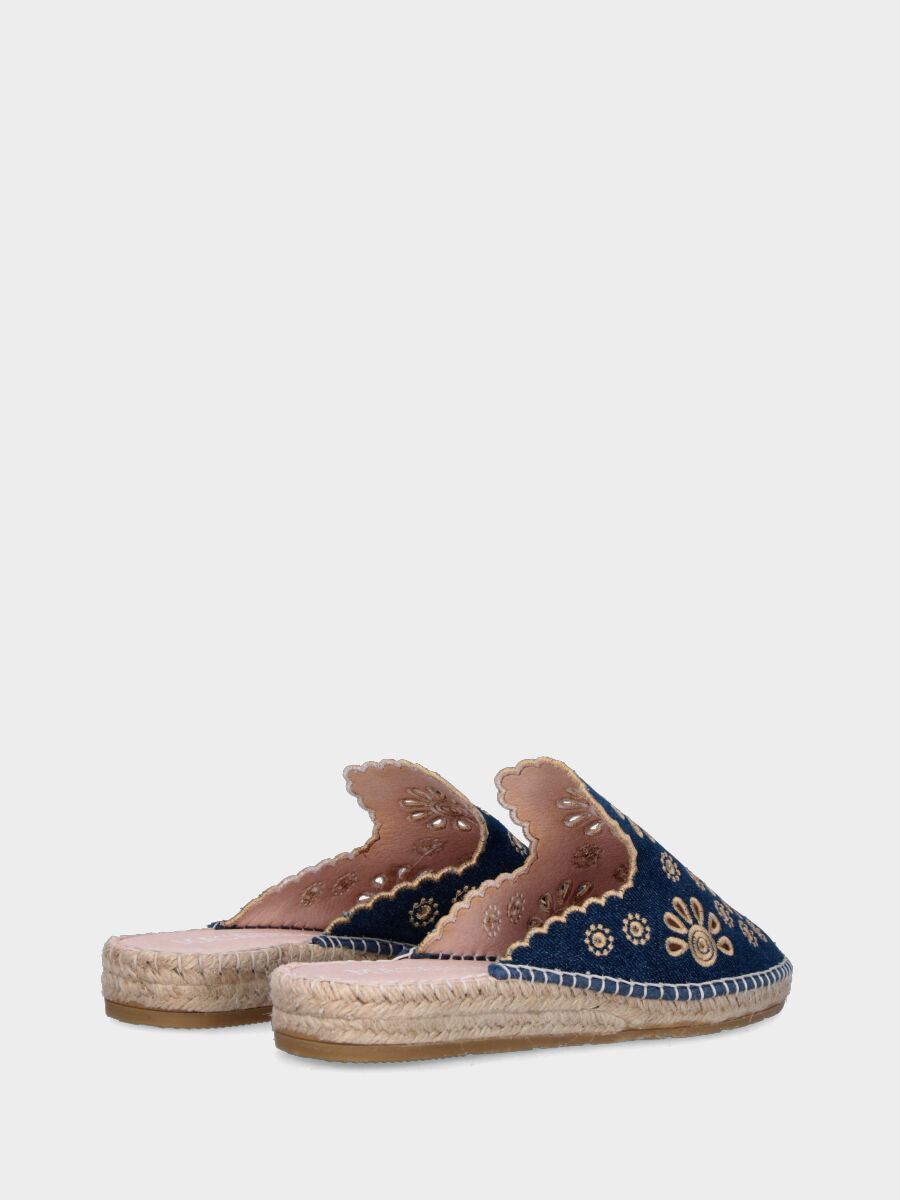 Sabot bleu en tissu avec fleurs perforées