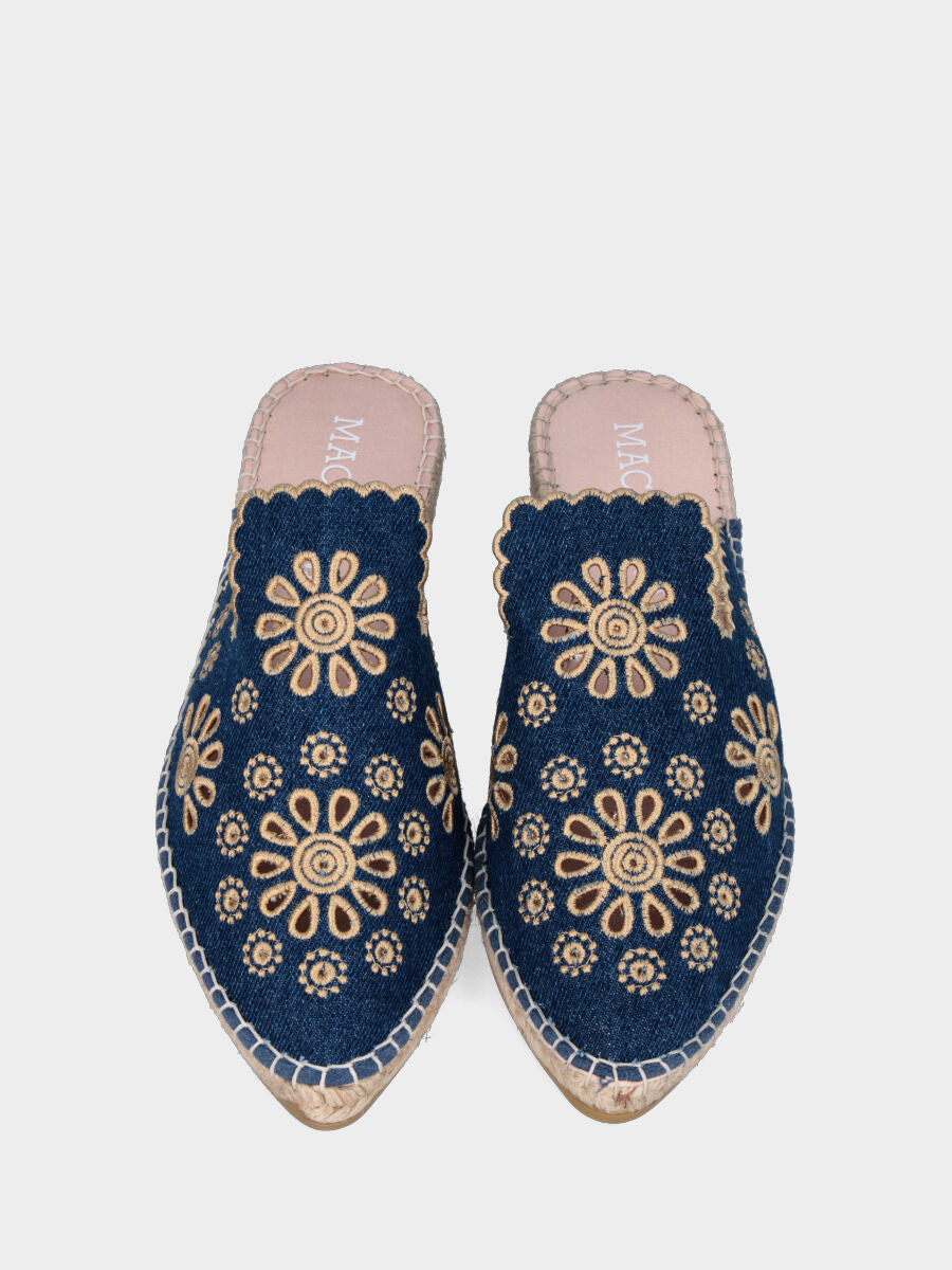 Sabot bleu en tissu avec fleurs perforées