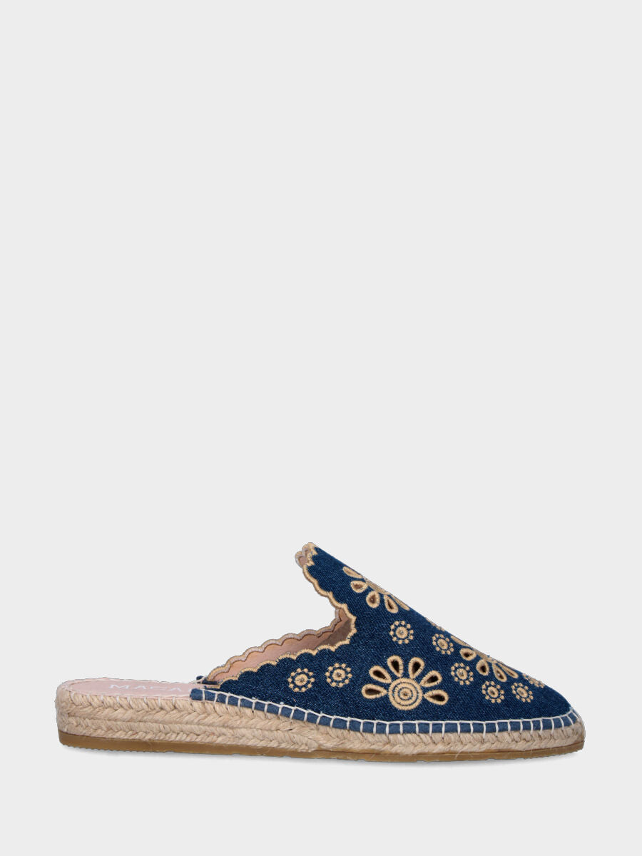 Sabot bleu en tissu avec fleurs perforées
