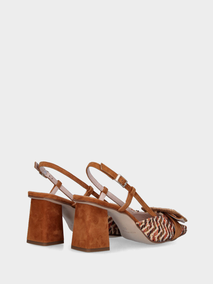 Slingback marrone in pelle con punta in rafia intrecciata e fibbia decorativa