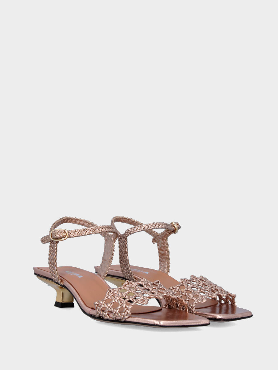 Sandalo oro in pelle laminata con fascia intrecciata e traforata
