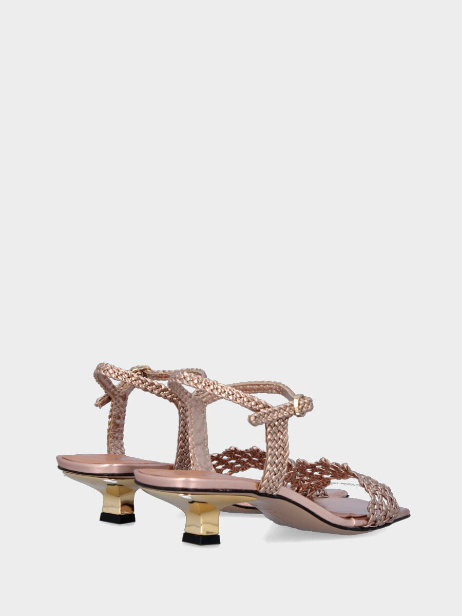 Sandalo oro in pelle laminata con fascia intrecciata e traforata