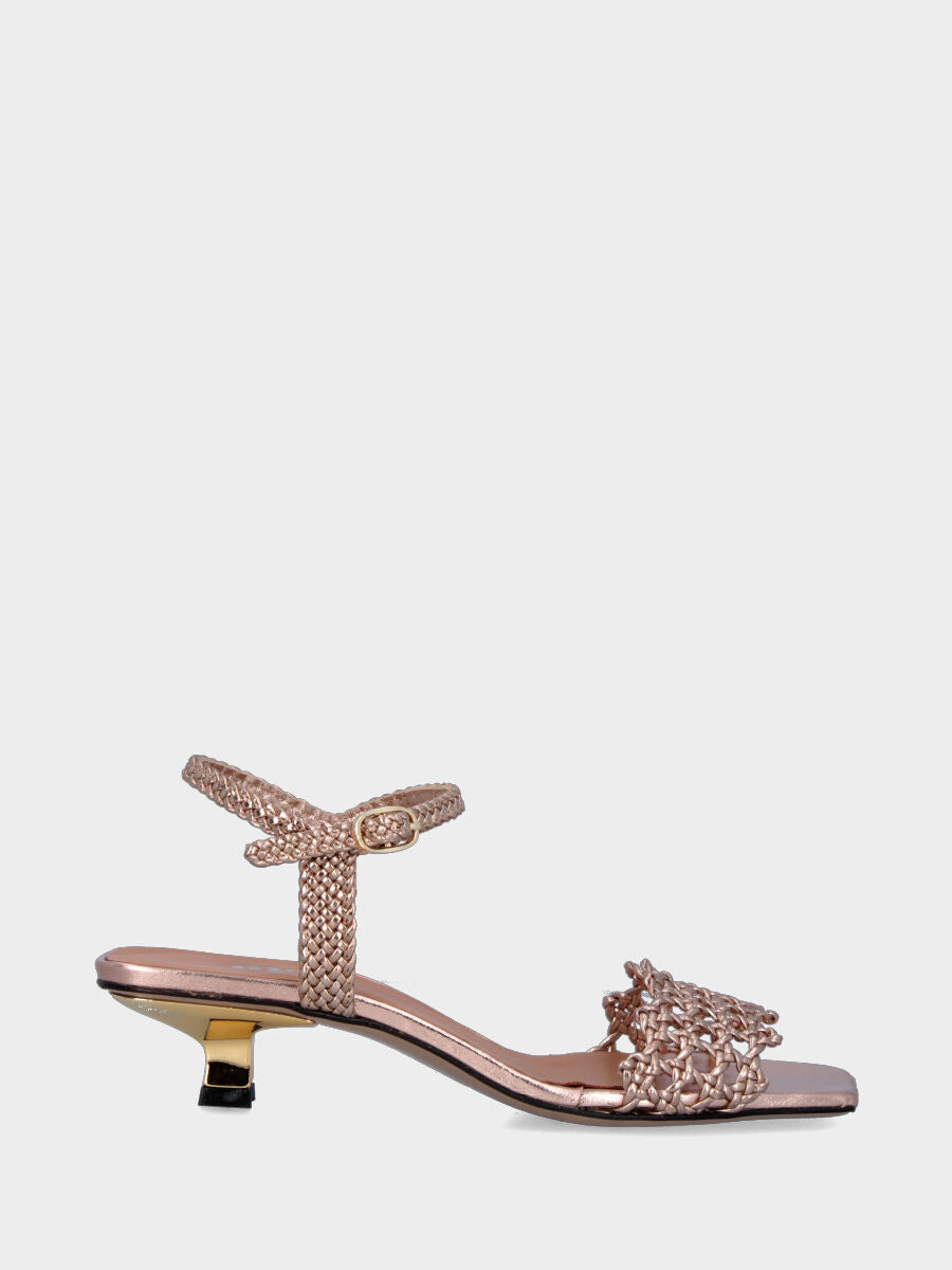 Sandalo oro in pelle laminata con fascia intrecciata e traforata