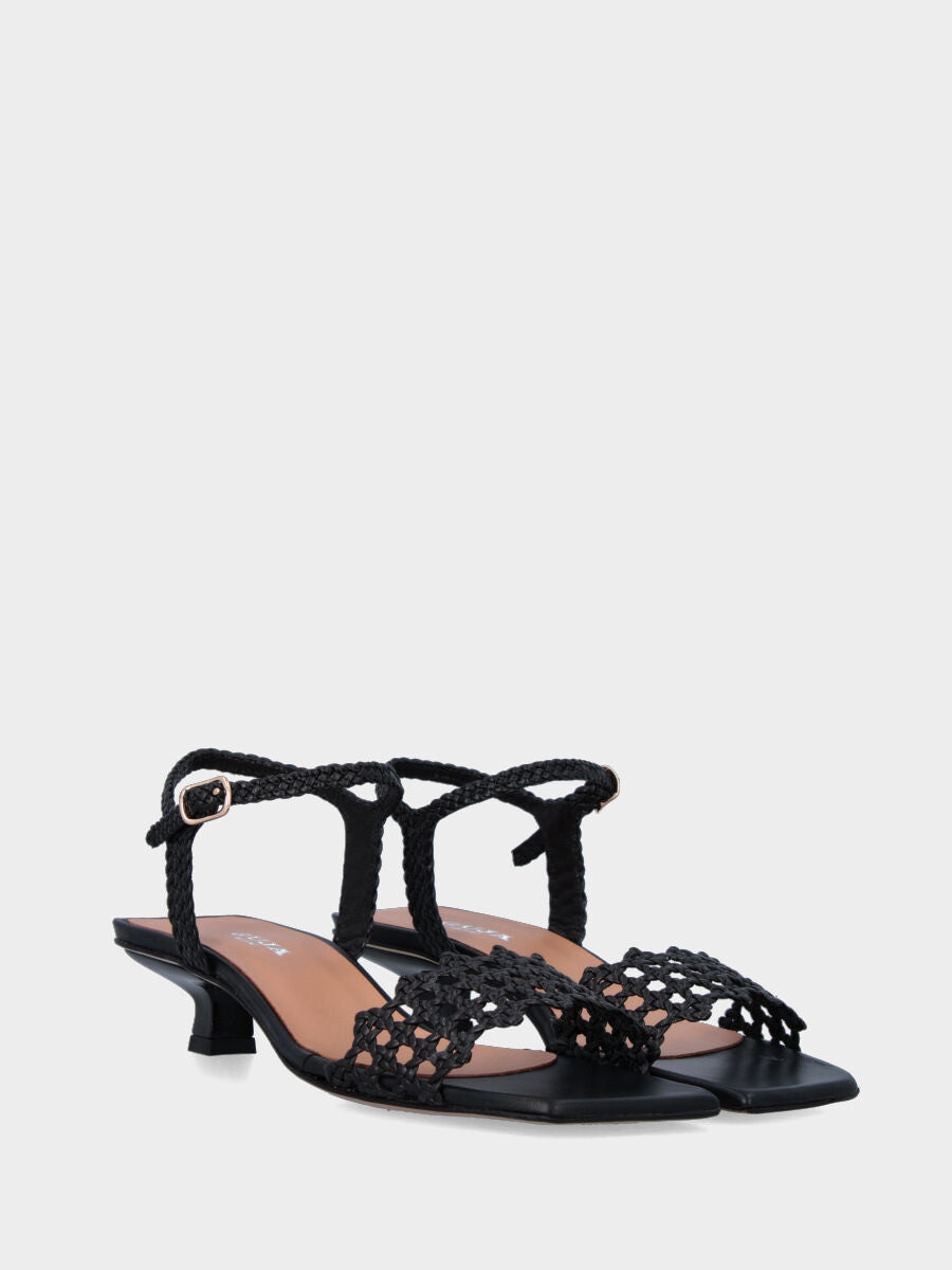 Sandalo nero in pelle con fascia intrecciata e traforata