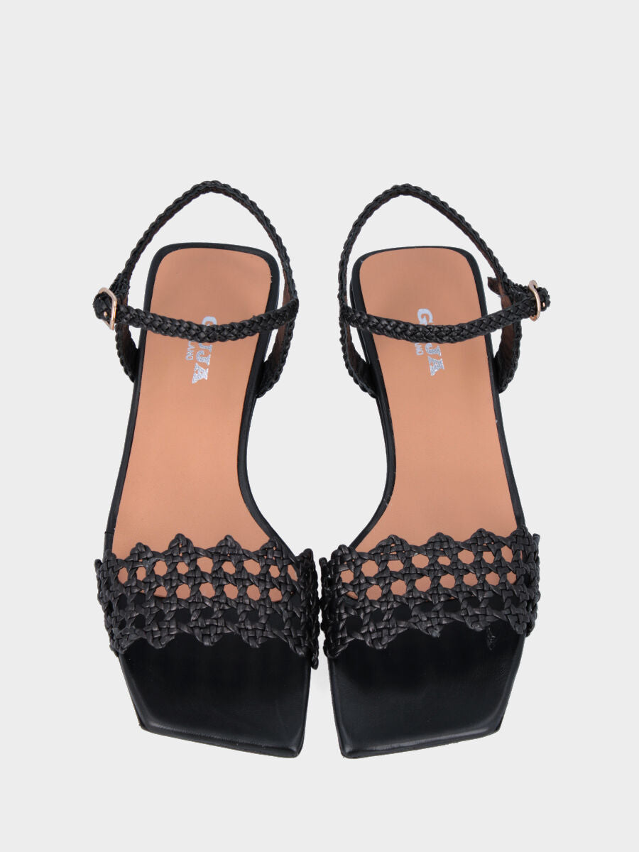 Sandalo nero in pelle con fascia intrecciata e traforata