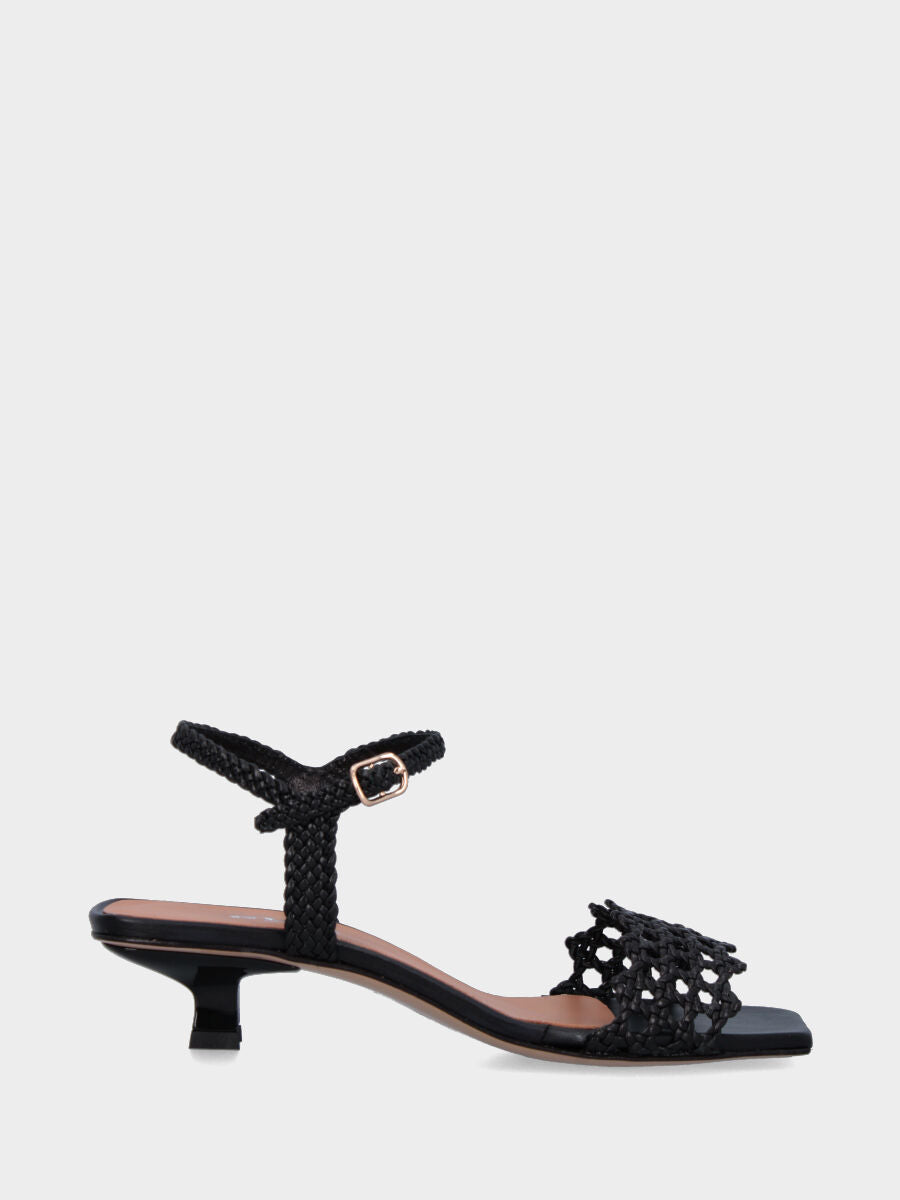 Sandalo nero in pelle con fascia intrecciata e traforata