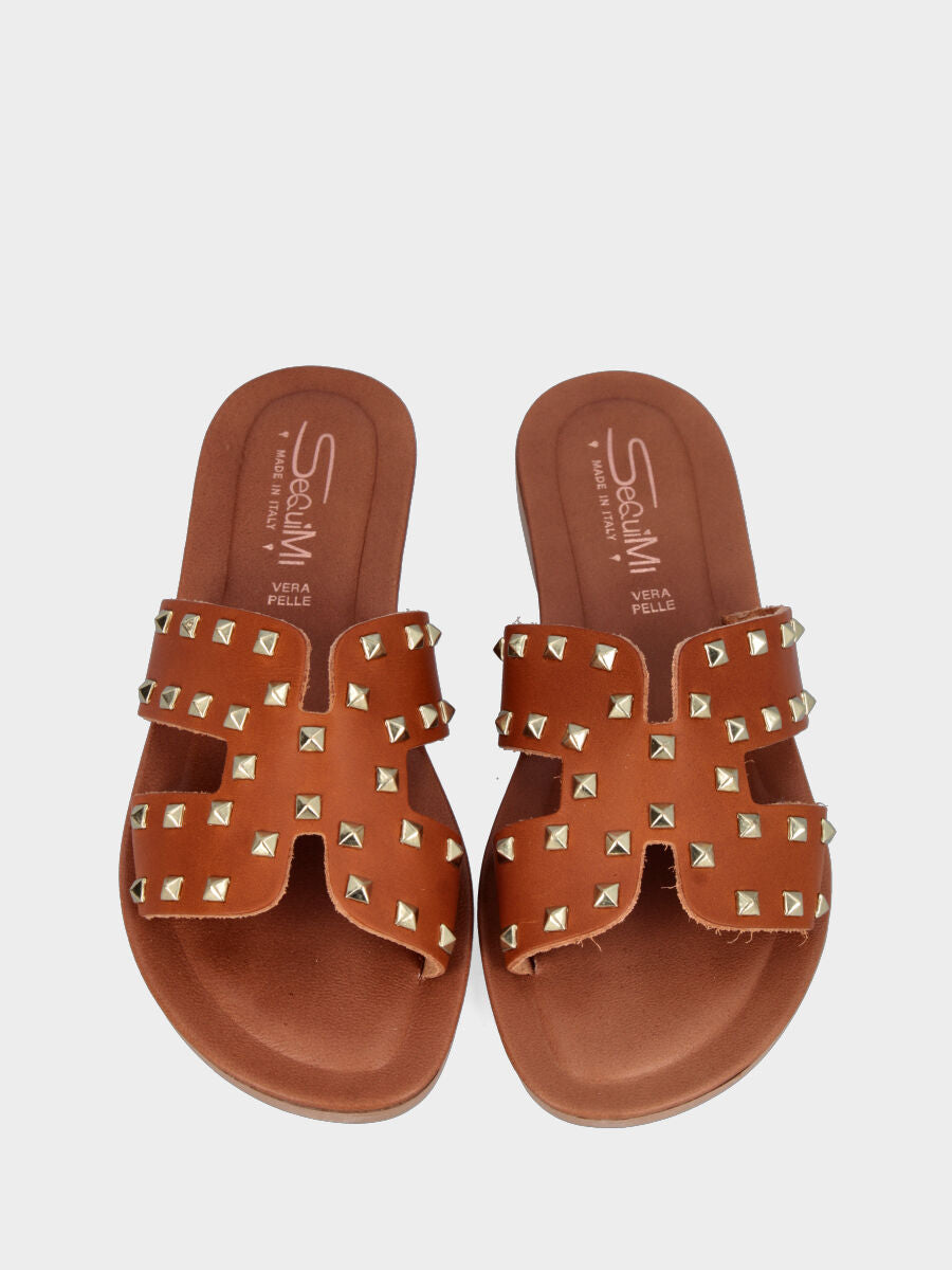 Ciabattina cuoio in pelle con borchie