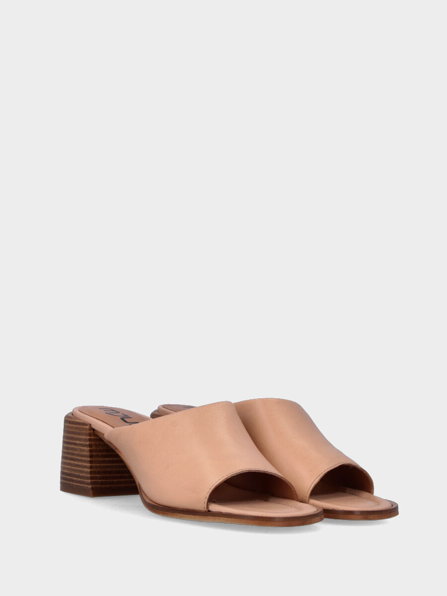 Nude leather slipper with strap and wide heel