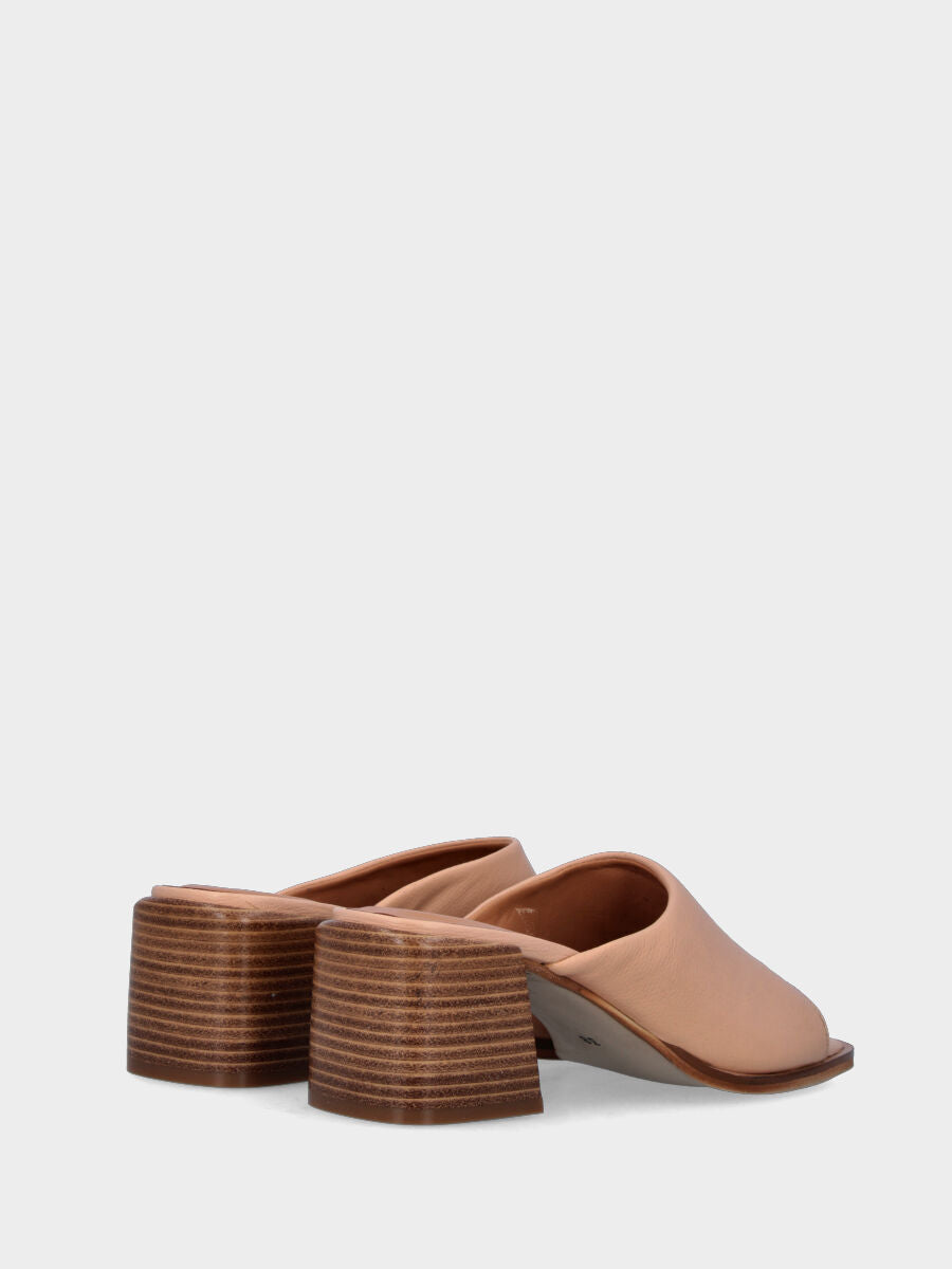 Nude leather slipper with strap and wide heel