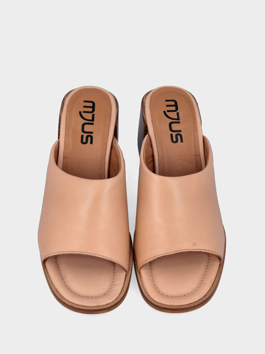 Nude leather slipper with strap and wide heel