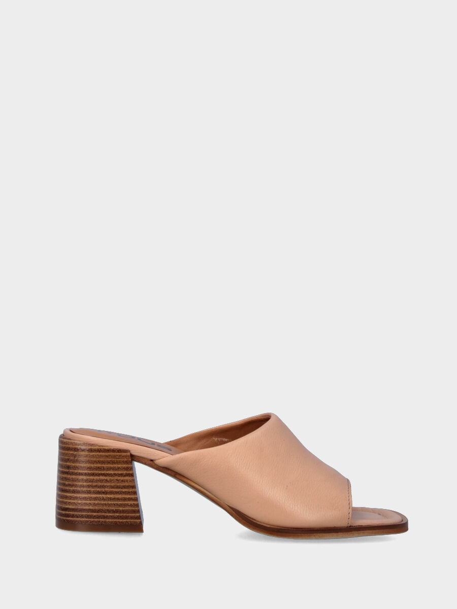 Nude leather slipper with strap and wide heel