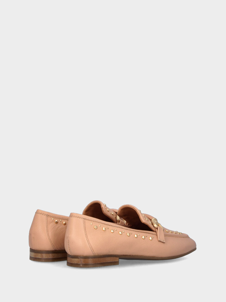 Mocassino beige in pelle con morsetto e borchie