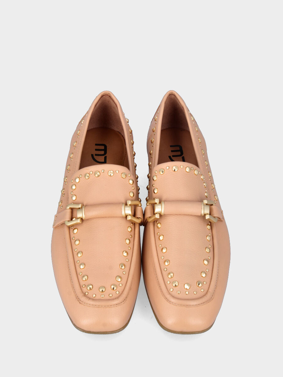 Mocassino beige in pelle con morsetto e borchie