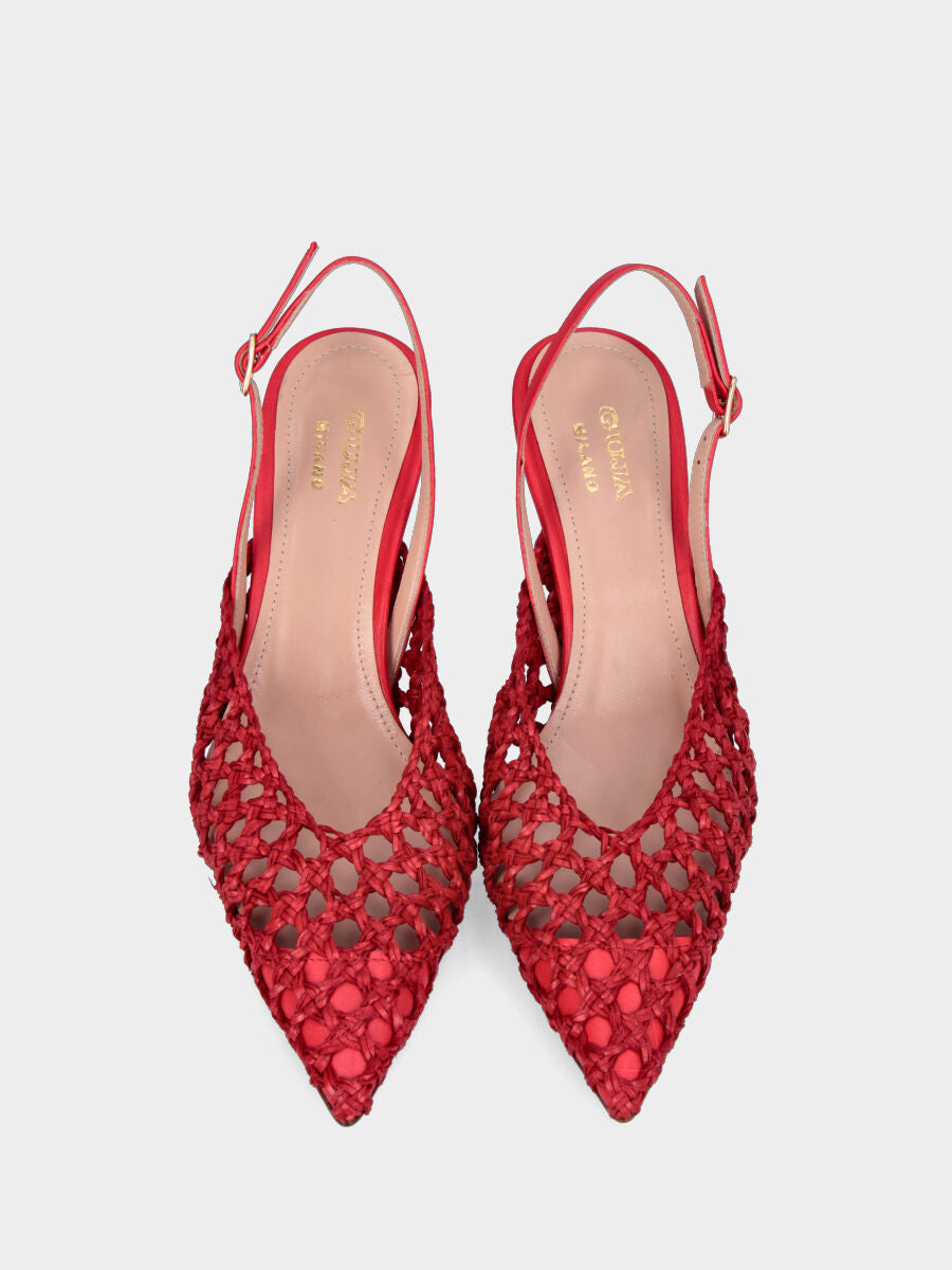 Escarpin slingback rouge en cuir tressé perforé