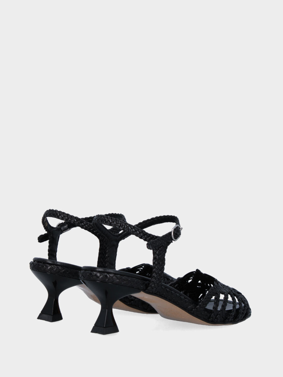 Sandalo nero in pelle intrecciata con fascetta elaborata