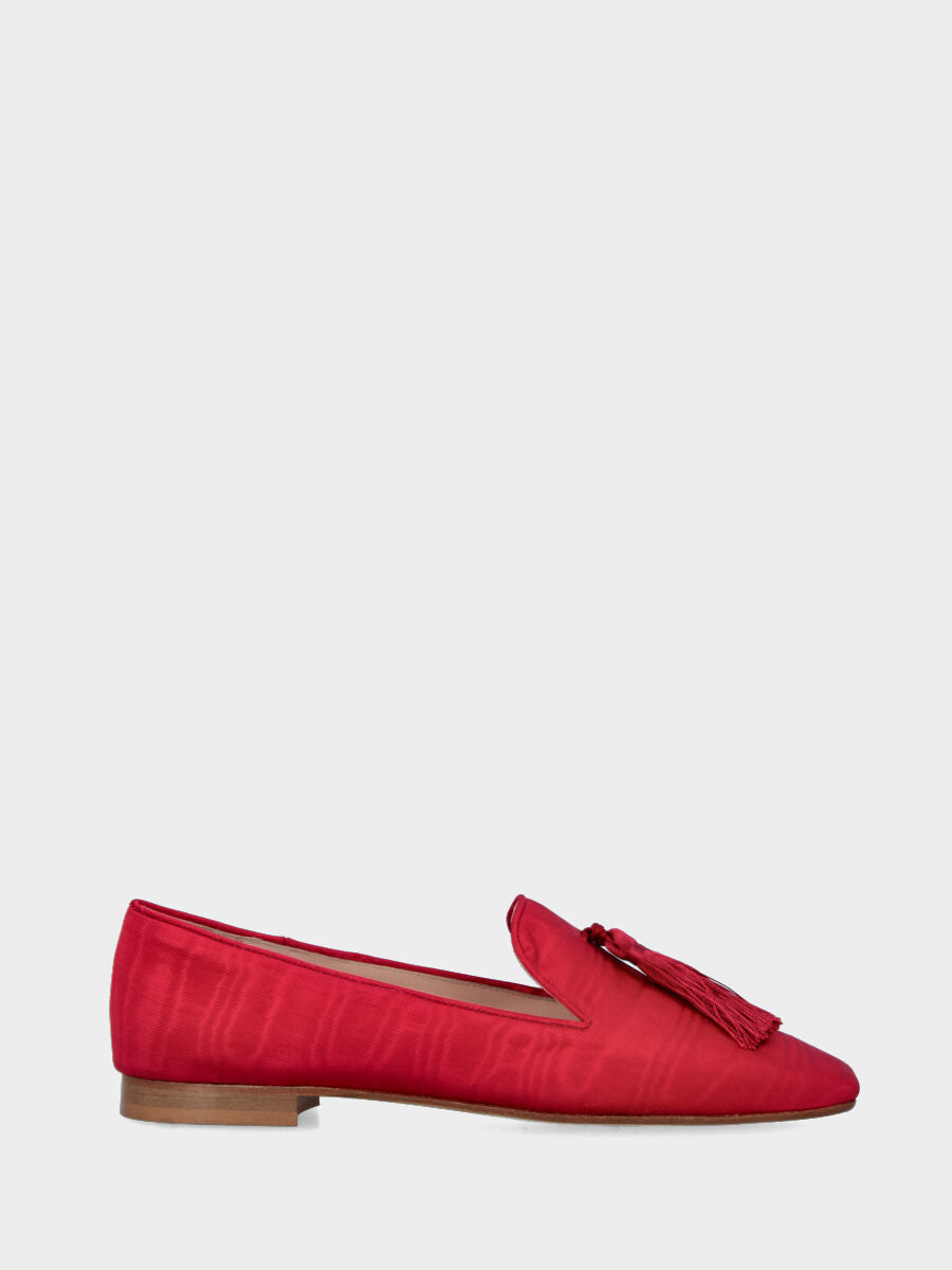 Pantoufle rouge en tissu shangtung avec pompons